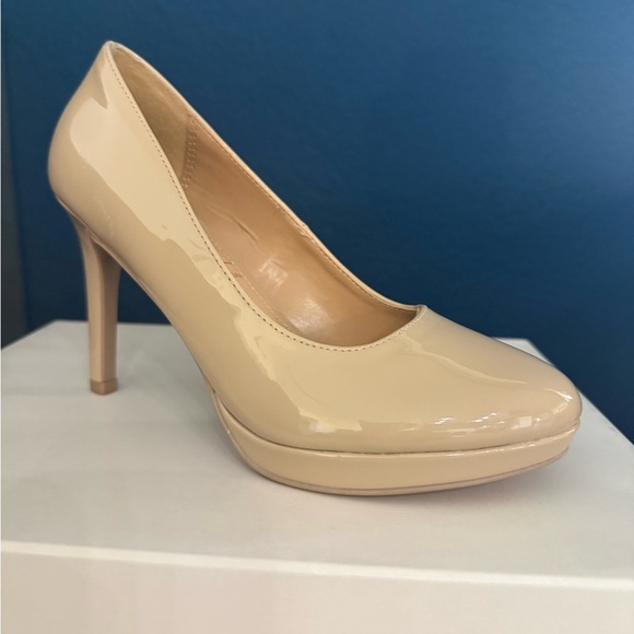 Sz 6- Nude colored patent heels - Picture 2 of 10